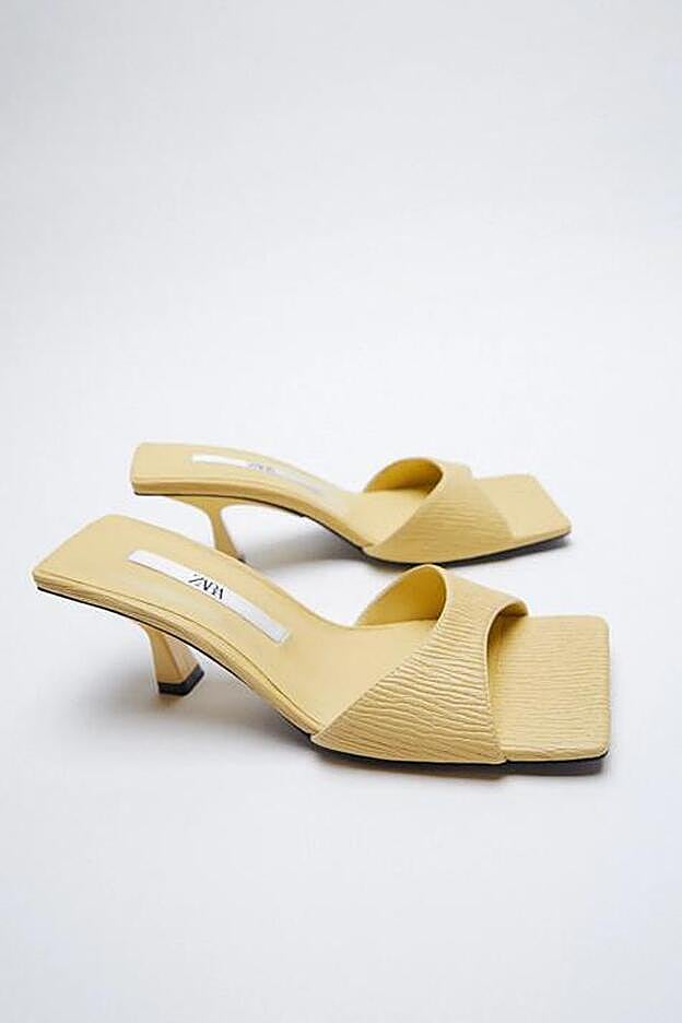 Esta sandalia lo tiene todo, un color favorecedor y combinable y de lo más cómodo.