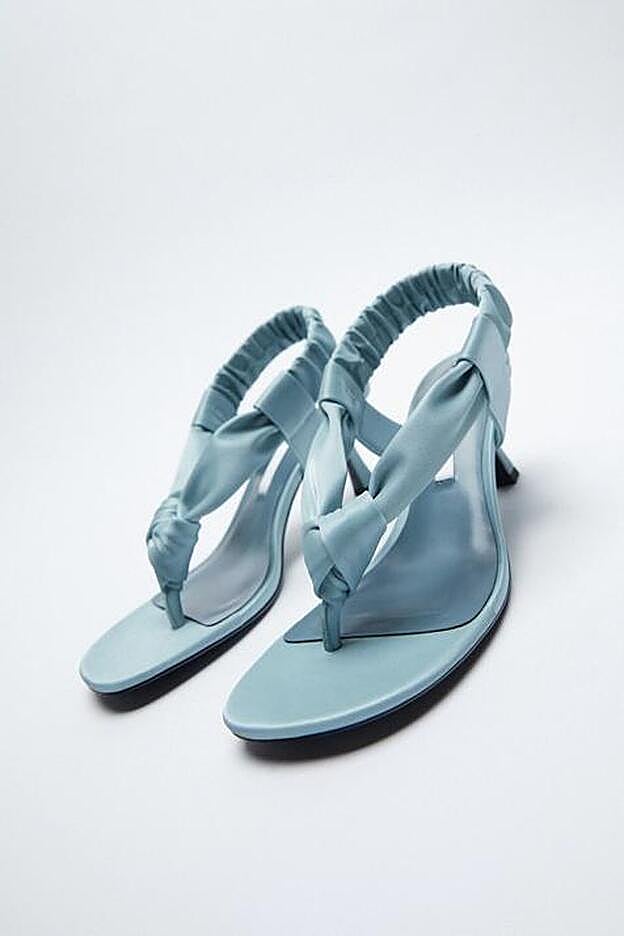 Esta sandalia cuenta con una plantilla técnica flexible de espuma que la hacen aún más cómoda.