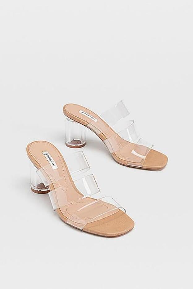 En color arena y con tacón circular de metacrilato. Esta sandalia ya empieza a faltar en algunas de sus tallas.