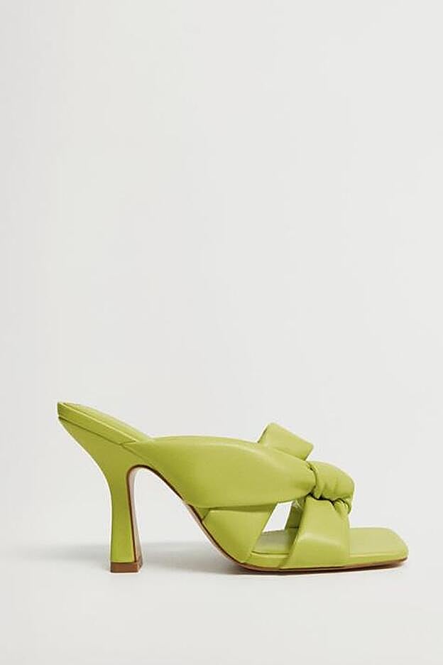 ¿Puede haber una sandalia con más personalidad que esta? Cómoda, bonita y a un precio estupendo, será tu gran aliada esta temporada.