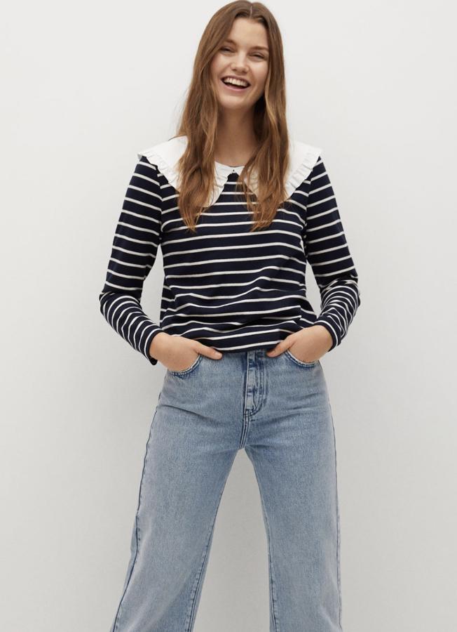 Con rayas en azul marino, este jersey confeccionado en algodón 100% orgánico cuenta con cuello babydoll y tiene un precio de 25,99 euros.