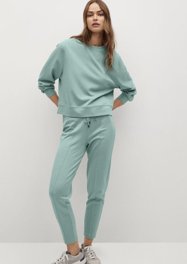 Este conjunto de sudadera (25,99 euros) básica con cuello redondo y pantalón (25,99 euros) jogger con cintura elástica y cordón ajustable está disponible en verde, en color arena o en blanco roto.