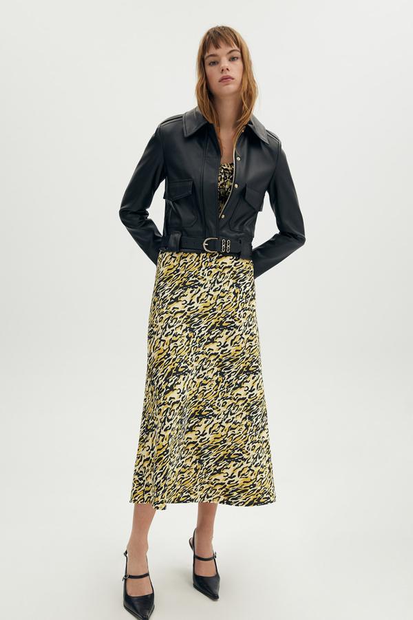 Con estampado de leopardo en tono amarillo, esta falda midi lencera tiene un precio de 29,99 euros.