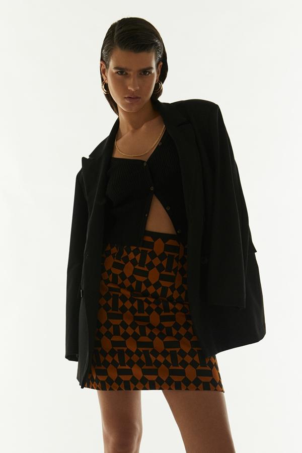 En marrón y negro, esta falda mini en jacquard cuenta con cremallera lateral y tiene un precio de 15,99 euros.