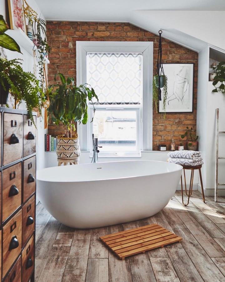 Sí, las plantas también se cuelan en el baño, creando un espacio que invita al relax y que nos hará sentir como en un auténtico spa.