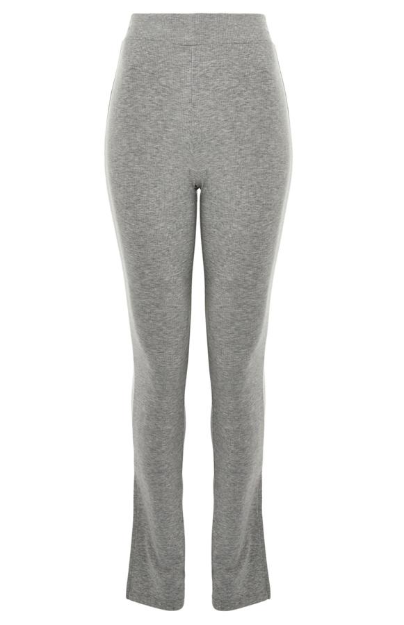 De color gris, estos leggings grises de talle alto y aberturas en los laterales se adaptas a la figura y tienen un precio de 10 euros.