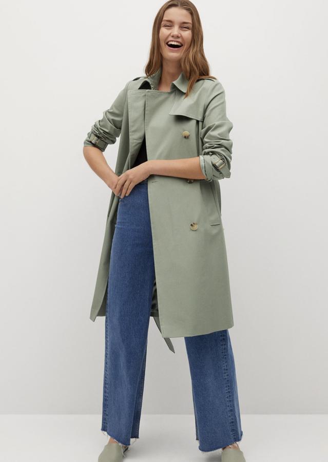 Disponible en verde pastel o beige, este trench resistente al agua y confeccionado en 100% algodón cuenta con un diseño cruzado y cinturón ajustable. Tiene un precio de 59,99 euros.