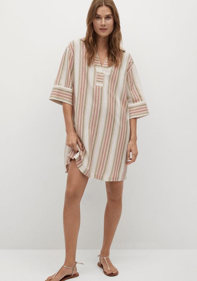 En color crudo, este vestido camisero confeccionado en lino y algodón cuenta con estampado de rayas y manga tres cuartos. Tiene un precio de 29,99 euros.