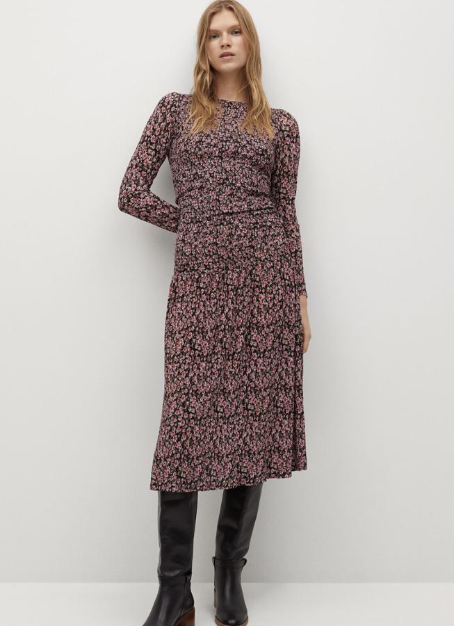 Disponible en color fresa o negro, este vestido midi con estampado floral cuenta con diseño acampanado y volante en el bajo. De manga larga, tiene un precio de 29,99 euros.