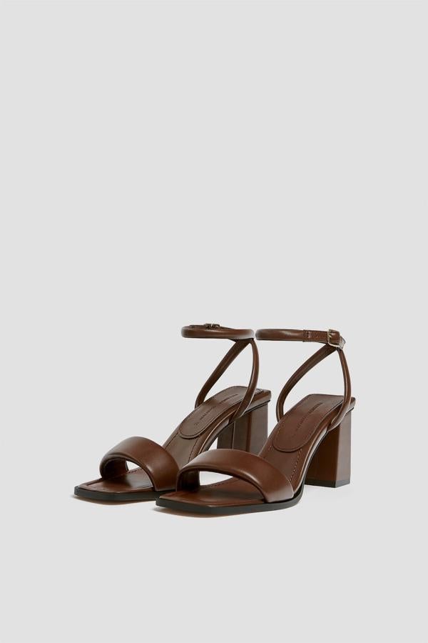 Sandalias con pulsera y tacón de altura media de la nueva colección de Pull & Bear (25,99 euros)