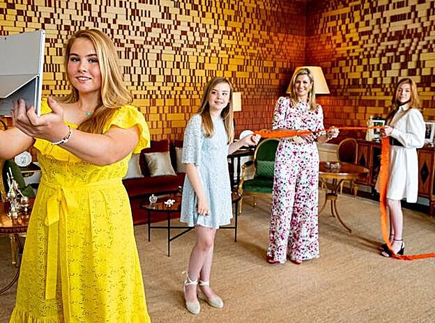 Alexia de Holanda, al fondo de la imagen, junto a su madre y hermanas.