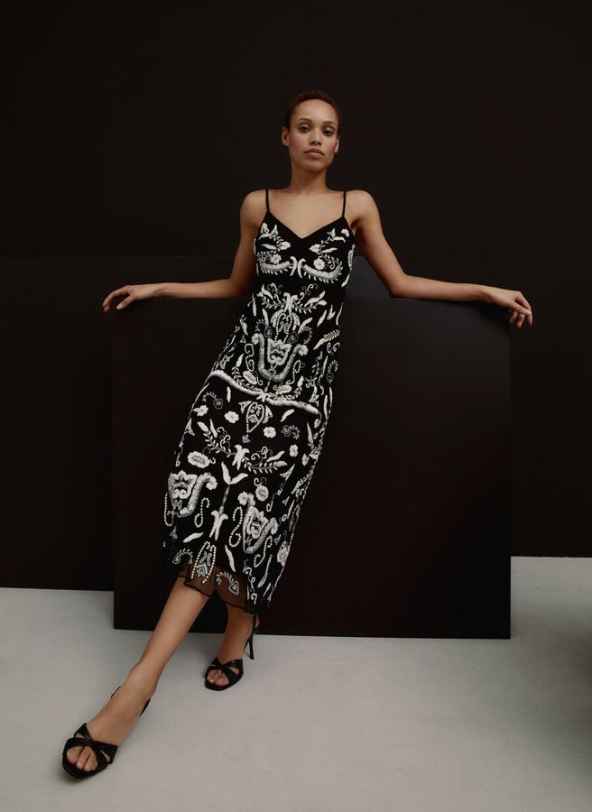 Este elegantísimo vestido midi con bordado joya blanco sobre negro es de la nueva colección 'Dress up' de Uterqüe y cuesta 159 euros.