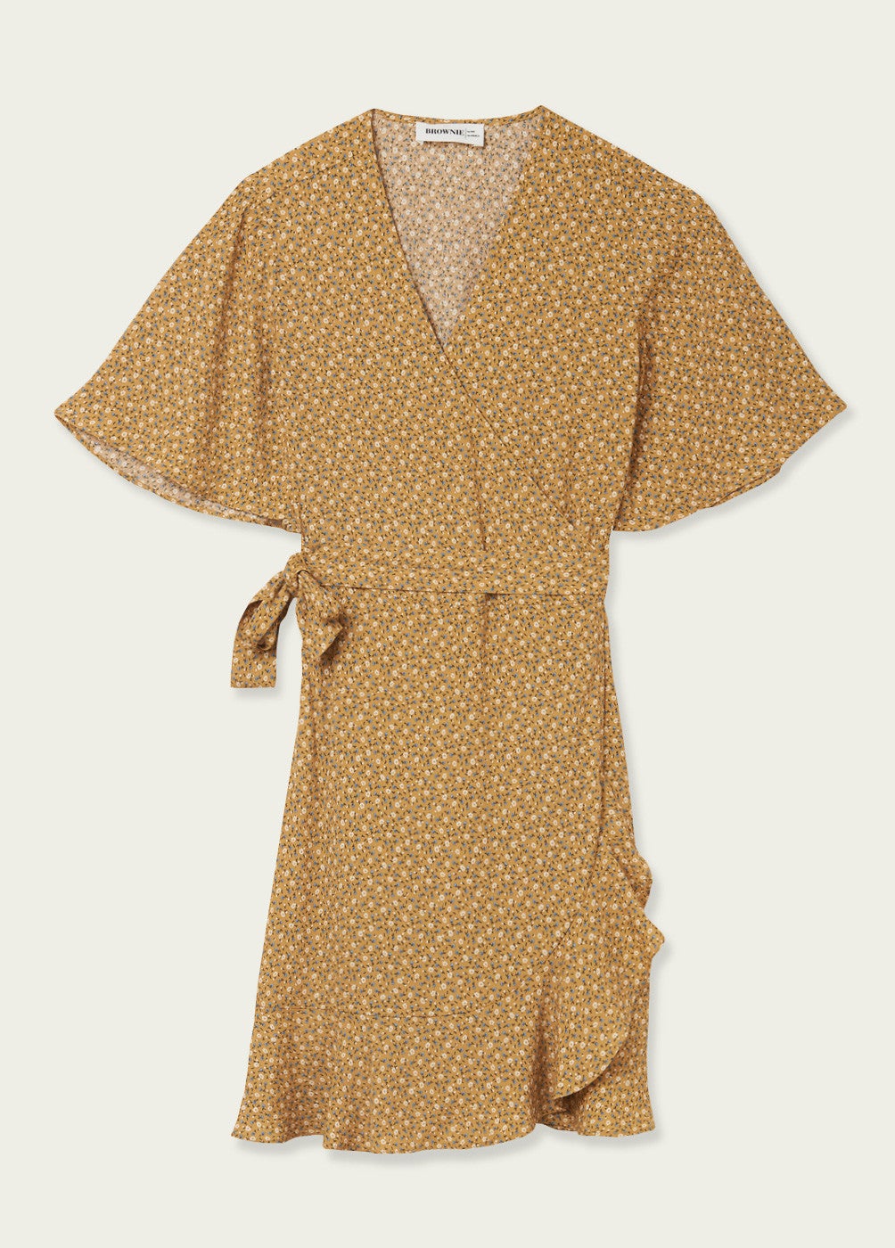 El vestido wrap o cruzado en corte mini es uno de lo más vistos cada primavera. En Brownie hemos encontrado este tan bonito con estampado de flores sobre un fondo ocre perfecto. (59,90 euros).