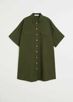 El verde caqui también es un tono ideal para sacarlo esta primavera con todo tipo de calzado. Nos encanta este vestido camisero oversize de la nueva colección de Mango. (25,99 euros).