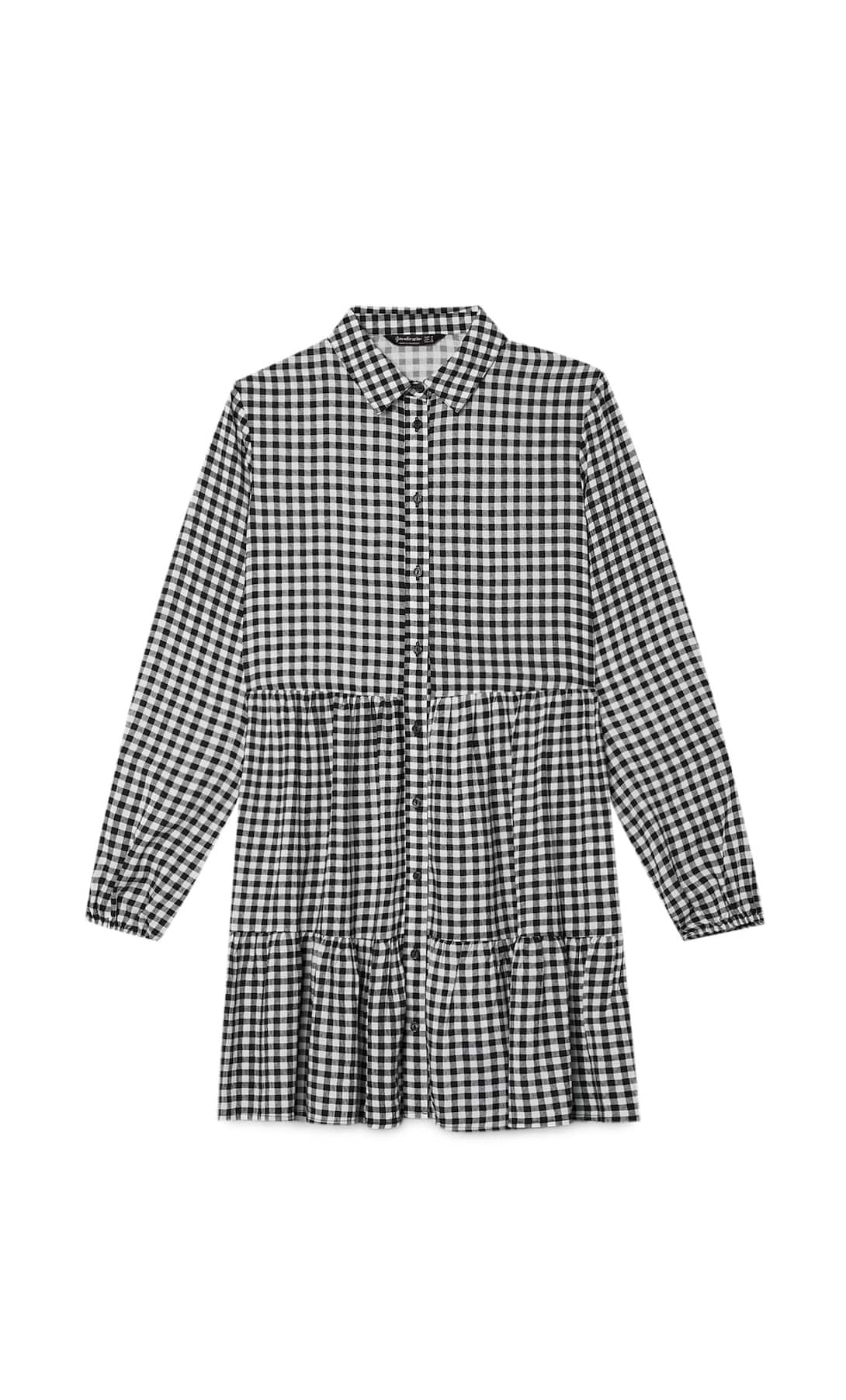 Los cuadros vichy también son una opción ideal para combinar con todo tipo de calzado básico. Este vestido camisero estampado es de Stradivarius y se va a agotar antes de que llegue la primavera. (17,99 euros).