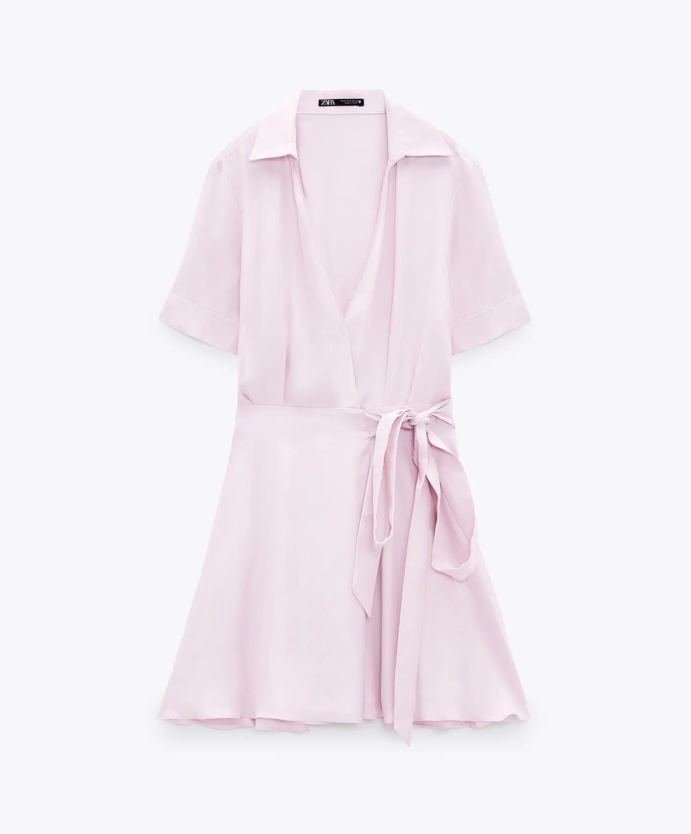 Vestido mini de Zara en color malva clarito con cuello solapa, escote a pico y falda de vuelo cruzada con cinturón. Un auténtico capricho de nueva colección para esta primavera por 25,95 euros.