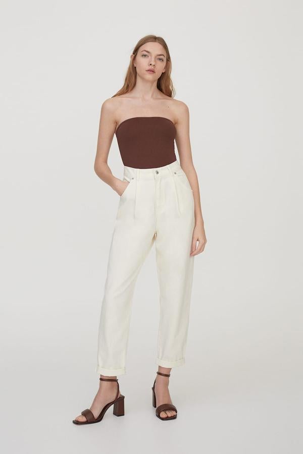 Un look de la nueva colección de Pull & Bear en tonos tierra, con el body de canalé como protagonista.