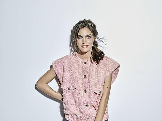 Chaleco y diadema de Chanel. El cabello ondulado se ha recogido en una coleta baja deshecha y con mechones sueltos.