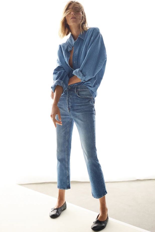 Esta temporada, aposatmos por el 'denim on denim' con propuestas como esta de Zara, con camisa vaquera (29.95 euros) y vaqueros flare (29.95 euros).
