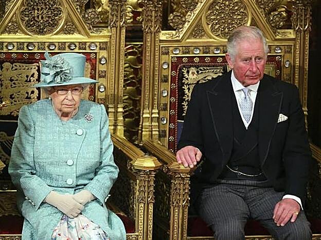 La reina Isabel II y el Príncipe de Gales en sus respectivos tronos. Guardan un silencio absoluto al respecto de la tensa situación familiar provocada por Meghan Markle y el príncipe Enrique.