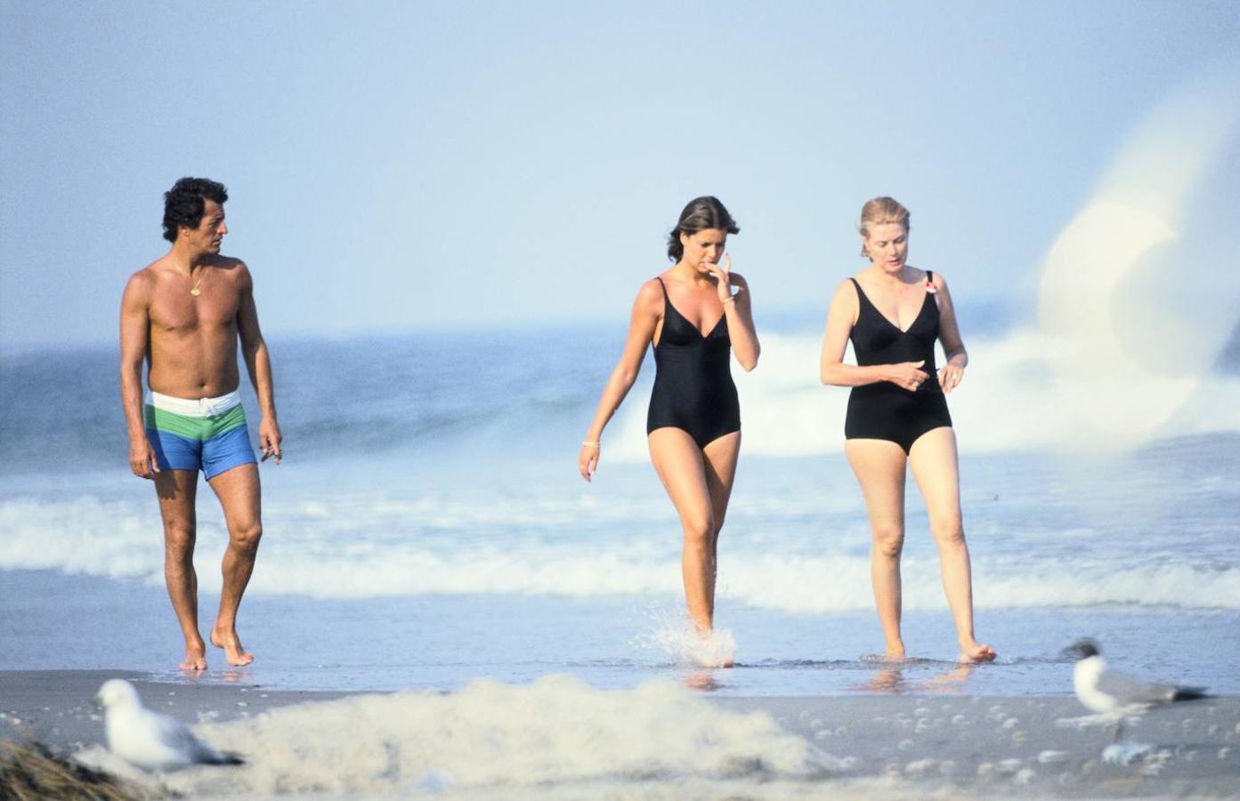 Sin embargo, con 18 años se fue a estudiar a París, donde conoció a Philippe Junot –con quien se casaría más tarde-. La unión no le hizo ninguna gracia a Rainiero y Grace pero, a regañadientes, aceptaron la voluntad de su hija. Dos años después del enlace, Carolina y Philippe se divorciaron.