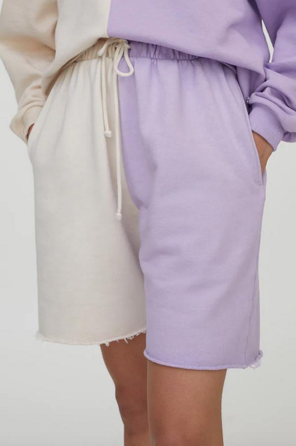 En color block lila y arena, estas bermudas jogger con cintura elástica, bajos deshilachados y bolsillos ocultos en los laterales cuestan 15,99 euros y están disponibles entre las tallas XS y M.