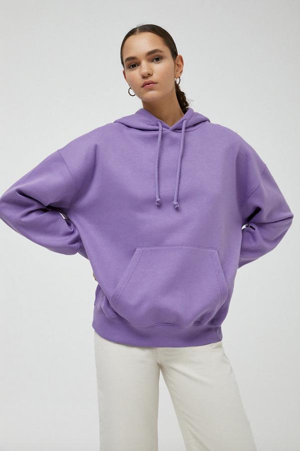 Con bolsillo canguro y capucha con cordón a tono, esta sudadera oversize con acabados en rib tiene un precio de 17,99 euros y está disponible en las tallas XS, S y M.