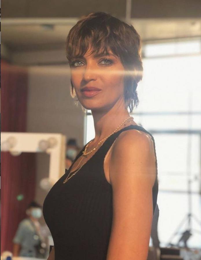 La familia se ha vuelto a instalar en Madrid después de varios años en Oporto y tras la retirada oficial del portero, que afronta nuevos retos profesionales en la Fundación Real Madrid. Sara por su parte ha vuelto al trabajo radiofónico en Radio Marca. Hace unos días a la periodista se le saltaban las lágrimas escuchando la canción de Conchita en directo y lo explicaba con estas palabras: "Me he escuchado esta canción 20 veces pero a mí esta canción y esta letra... Los que somos padres y madres sabemos que lo dice todo. Los miedos, lo más bonito de la maternidad y el mundo que estamos dejando a nuestros hijos... Lo siento, la música es esto también".