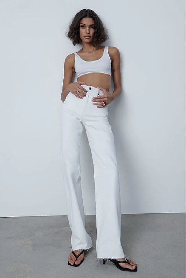 Estos vaqueros blancos de Zara cuestan 29.95 euros.