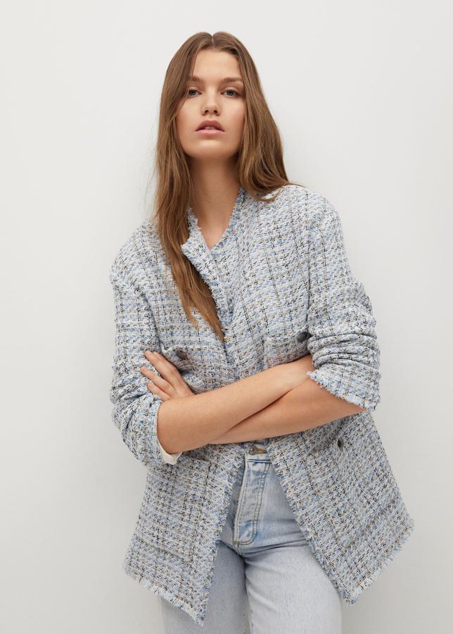 Chaqueta en tweed estampado en tono azul celeste de Mango (69,99 euros)