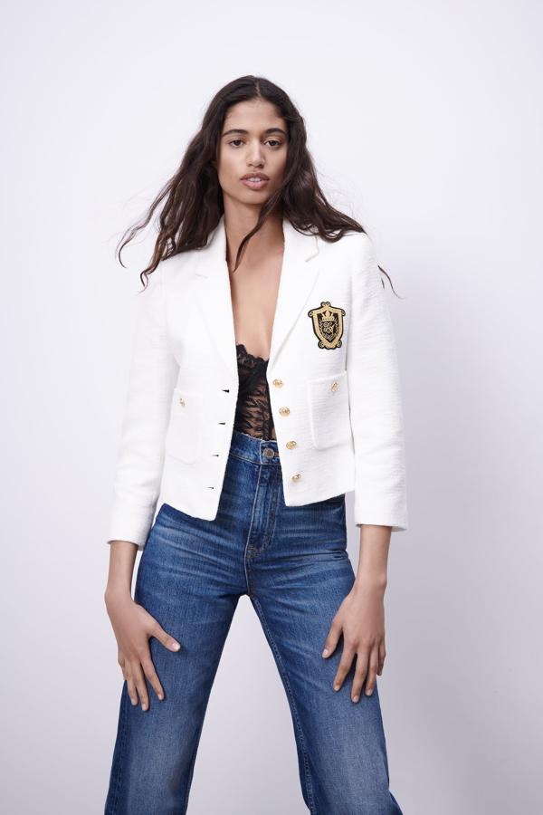 Chaqueta corta con escudo estilo college de Zara (69,99 euros)