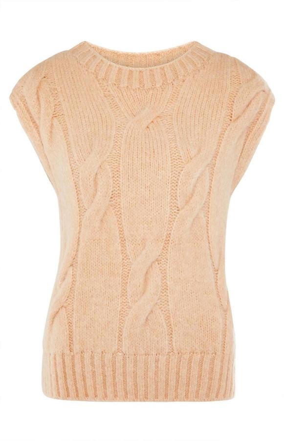 El chaleco es uno de los protagonistas de la temporada, y este clásico de ochos en color melocoton es ideal para sumarte a la tendencia. Cuesta 14 euros en Primark.