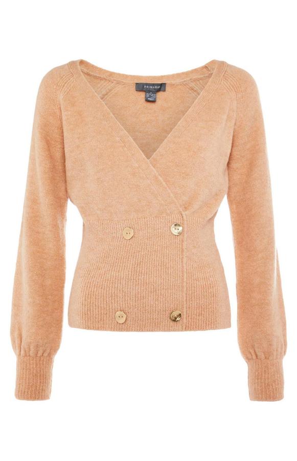 Perfecta para marcar cintura y lucir sin nada debajo o sobre un vestido, esta chaqueta cruzada en color melocotón cuesta 16 euros en Primark.