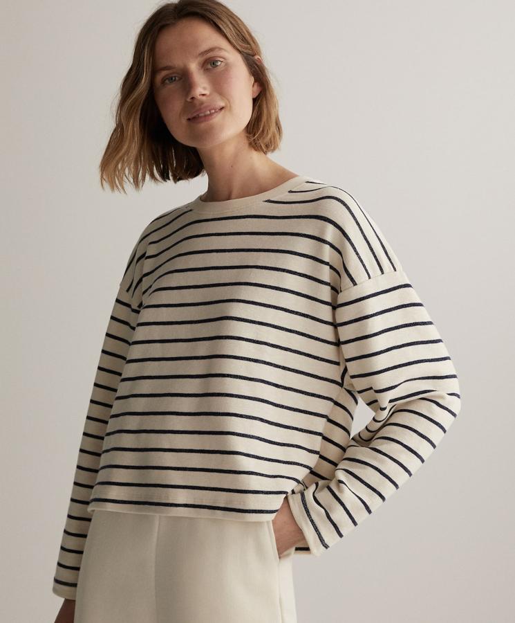Sudadera en color crema con rayas de la nueva colección de primavera de Oysho (25,99 euros)