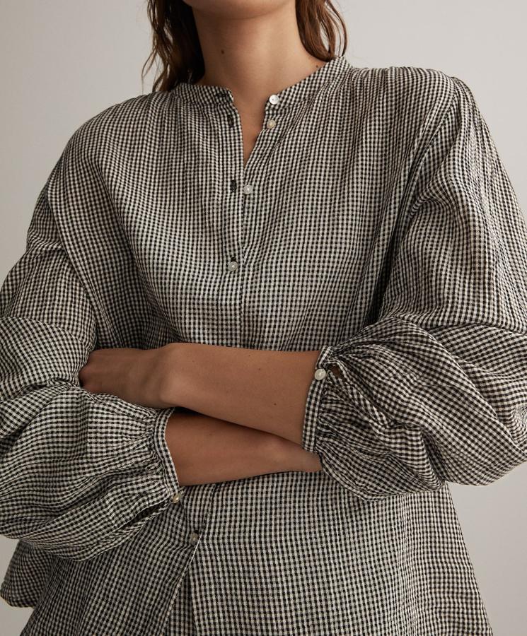 Blusa con estampado de vichy en blanco y negro de Oysho (25,99 euros)