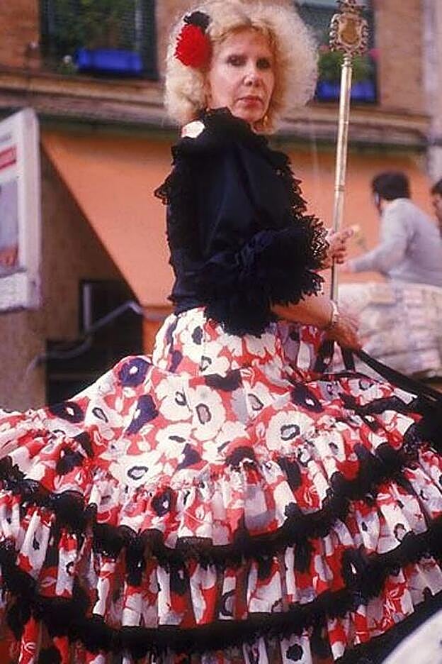 La Duquesa de Alba, imponente vestida de flamenca y a caballo en El Rocío.