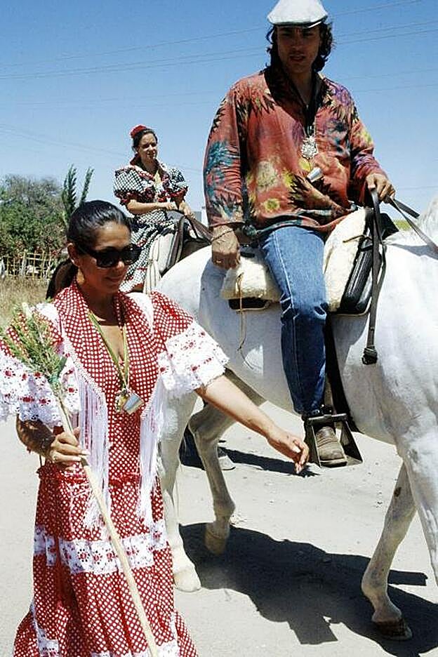 Isabel Pantoja camina junto al actor Osvaldo Ríos en el camino del Rocio, en 1996.