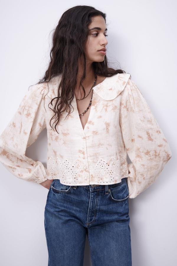 Blusa calada con estampado tie dye de Zara (25,99 euros)