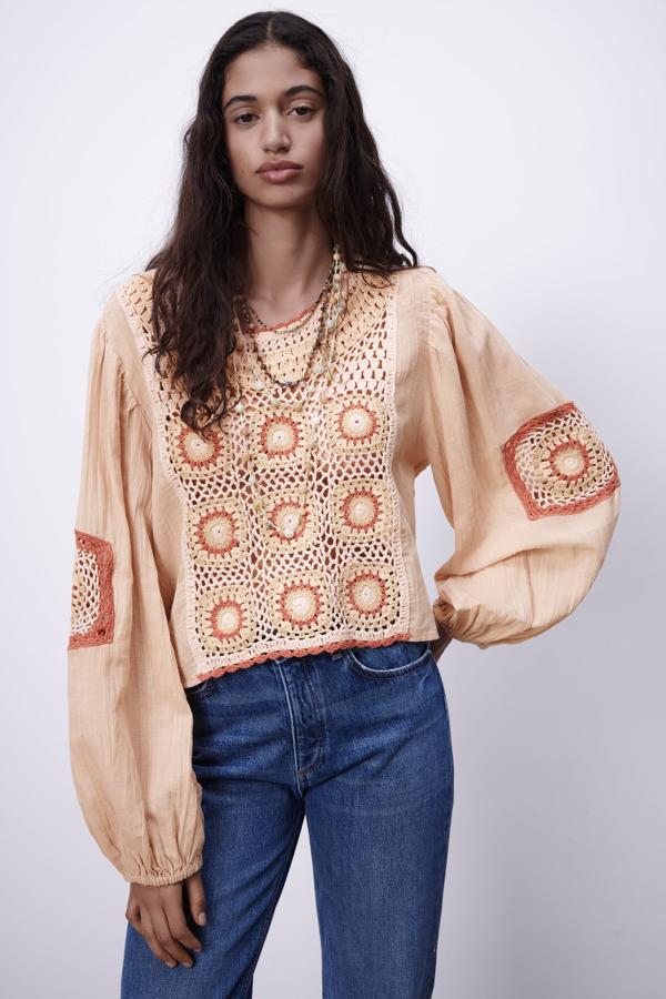 Blusa de crochet en color melocotón de Zara (25,99 euros)