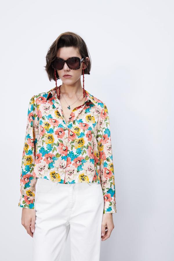 Blusa con estampado de flores de Zara (25,99 euros)