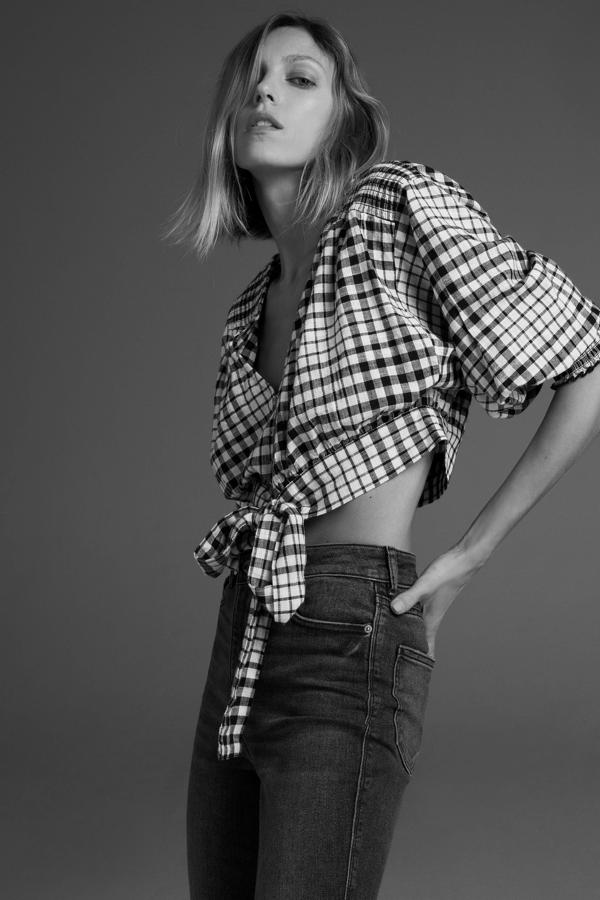 Blusa con estampado de cuadros y anudada a la cintura de Zara (25,99 euros)