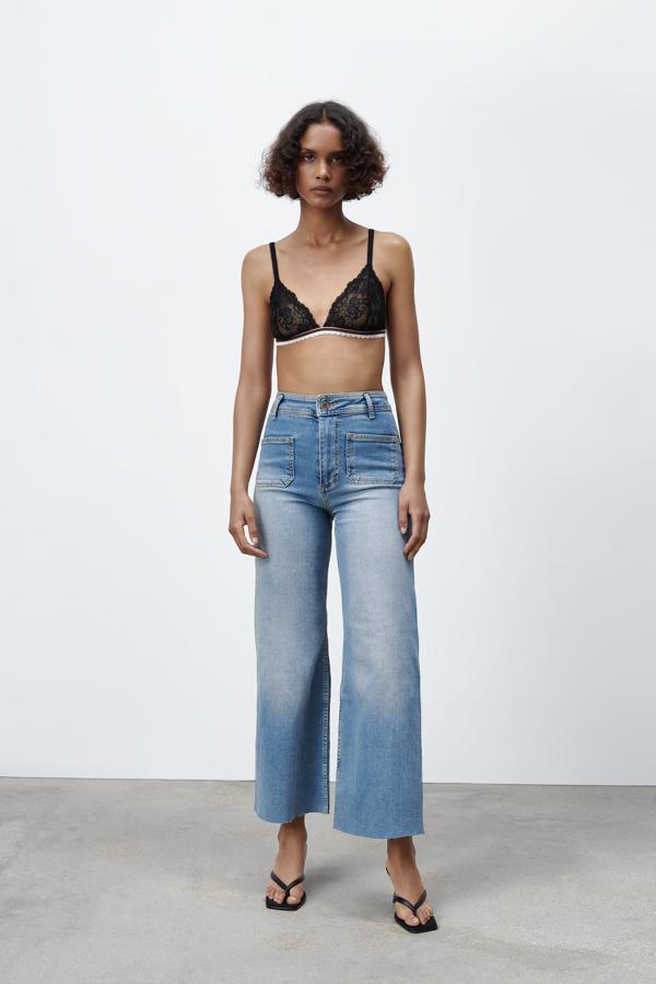 vaqueros "marine" en azul desgatado con bolsillos de Zara (29,99 euros)