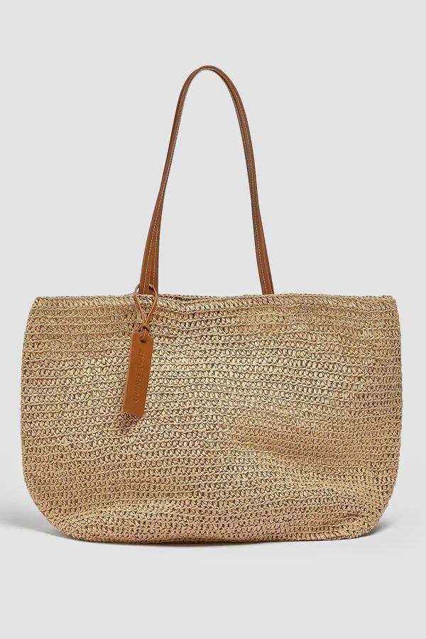 Pull & Bear nos presenta este bolso shopper en papel trenzado efecto rafia de color beige. Con asas en marrón y cierre mediante imán, tiene un precio de 25,99 euros.