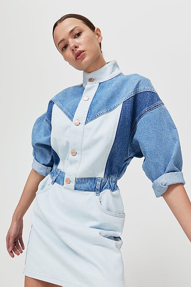 Vestido en dos tonos de denim de la nueva colección vaquera de Stradivarius.