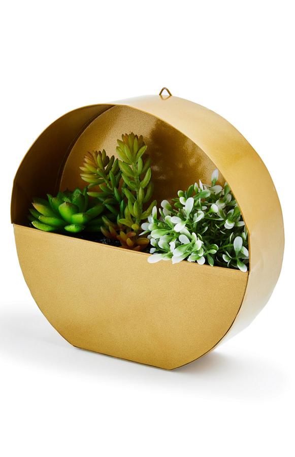 Original macetero dorado con plantas artificiales mini (9 euros en Primark).