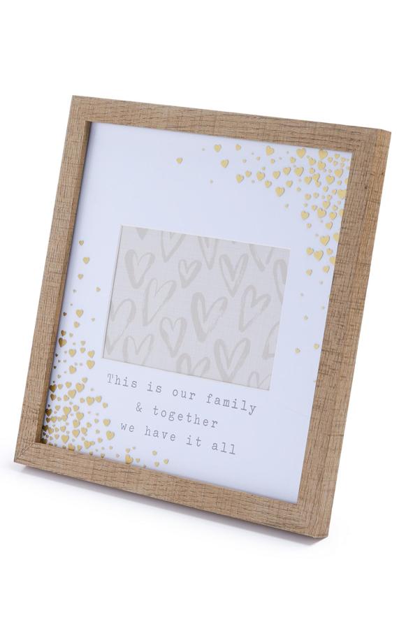 Este marco de fotos de madera con mensaje cuesta 3 euros en Primark Home.