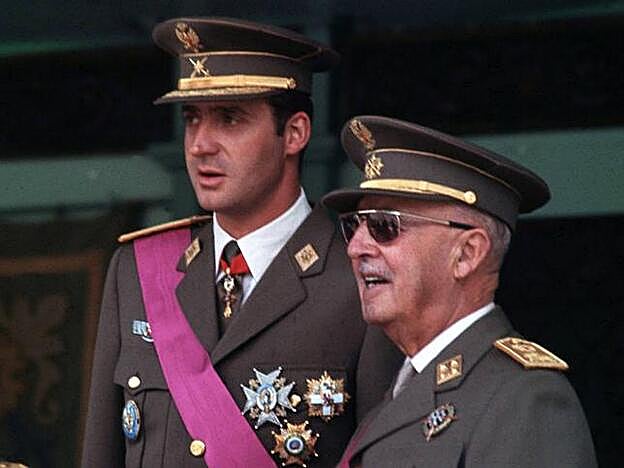 Finalmente y muy a pesar del empeño de Alfonso XIII, Franco nombro como sucesor a don Juan Carlos.