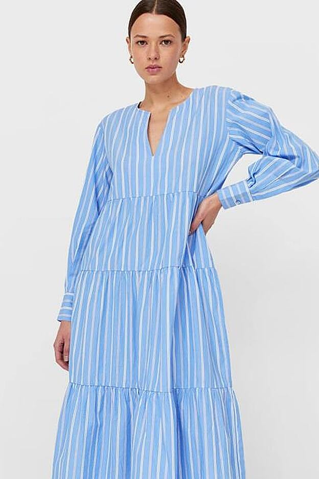 Sencillo, cómodo y de lo más elegante, este vestido en azul celeste en perfecto para combinar tanto con unas sandalias plana como con deportivas.