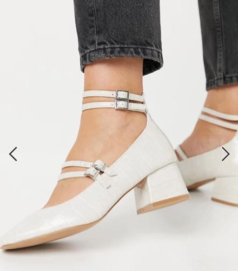 En Asos hemos encontrado este modelo en color crudo, con efecto pie de cocodrilo y hebilla doble (38 euros). ¡Ideal!