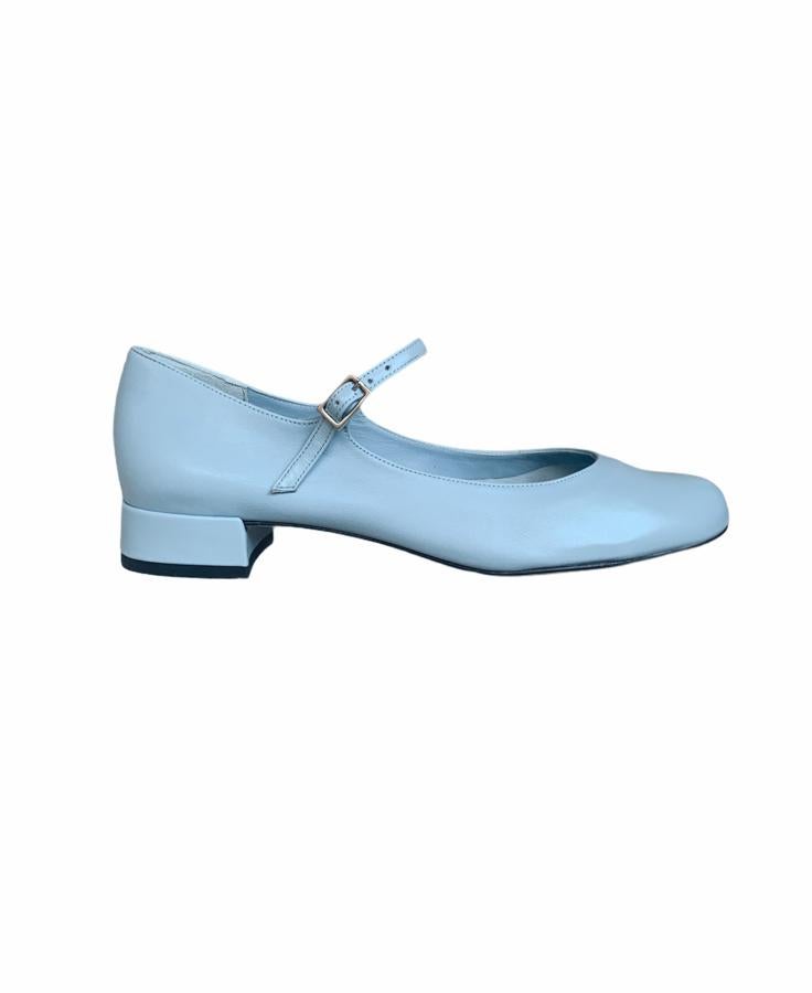 Los Mary Jane de Augusta the brand en color azul bebé (179 euros). También disponibles en verde menta, crema y la básica negra.